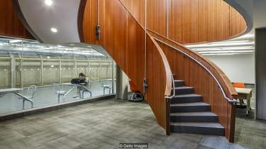 Thư viện MacOdrum của Đại Học Carleton, Ottawa. Sinh viên thường sử dụng các đường hầm dưới đất để đi lại trong khuôn viên của trường, ngay cả khi thời tiết ấm áp