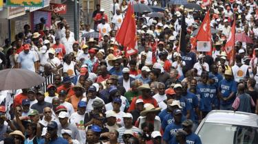 Mennesker protesterer i Pointe-a-Pitre, Guadeloupe i 2009