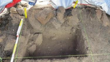 Arkeologit löysivät löytöpaikalta puutarhanhoitotyökaluja sekä tukimuurit