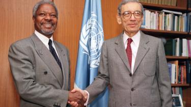 sekretarz generalny ONZ Boutros Boutros-Ghali (R) podaje ręce Kofiemu Annanowi (L) z Ghany, jego rekomendowanemu następcy, 16 grudnia 1996 r.w siedzibie ONZ w Nowym Jorku.'s Kofi Annan (L), his recommended successor, 16 December 1996 at UN headquarters in New York.
