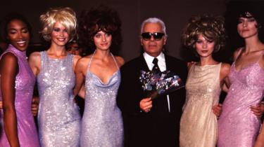 Tennant (a la derecha) con el diseñador Karl Lagerfeld y sus compañeras modelos Naomi Campbell, Claudia Schiffer y Kate Moss en 1996