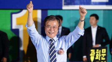 Ông Moon Jae-in khi tranh cử tổng thống tháng Năm 2017