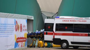 Un paciente llega a un hospital italiano.