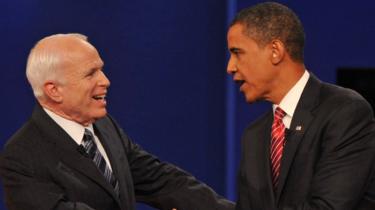 Democratul Barack Obama (R) și republicanul John McCain se salută la Universitatea Hofstra la finalul celei de-a treia și ultima lor dezbateri prezidențiale din Hempstead, New York