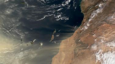 صورة بالأقمار الاصطناعية لعاصفة رملية قادمة من الصحراء الأفريقية عبر المحيط الأطلسي