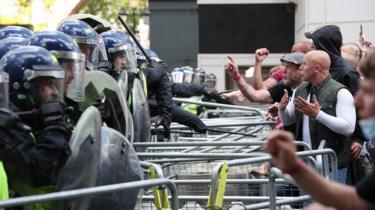 Η αστυνομία αντιμετωπίζει διαδηλωτές στο Whitehall κοντά στην πλατεία του Κοινοβουλίου