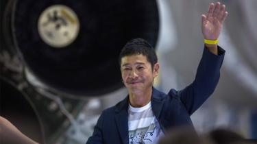 Der japanische Milliardär Yusaku Maezawa spricht in der Nähe einer Falcon 9-Rakete während der Ankündigung von Elon Musk, der erste private Passagier zu sein, der um den Mond fliegen wird, 17. September 2018