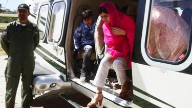 Malala Yousafzai wychodzi z helikoptera po swoim przybyciu