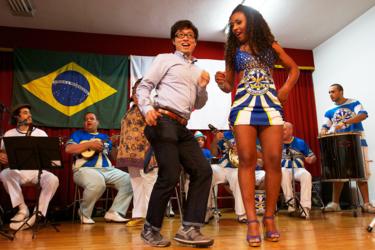 ensen ondernemen dansen de samba op een evenement waar de leden van de Japanse gemeenschap samen om te kijken naar de FIFA 2013 Confederation Cup inhuldiging wedstrijd tussen Brazilië en Japan in een community center in de wijk Liberdade in Sao Paulo, Brazilië juni 15, 2013