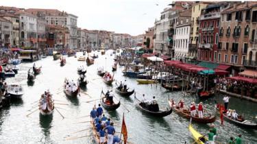 La regata anual en el Gran Canal de Venecia