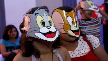 Kinder in Tom-und-Jerry-Masken