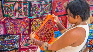 Perempuan Guna bisa mendapat pemasukan yang berarti dari menjual mola dengan pola bordiran rumit.