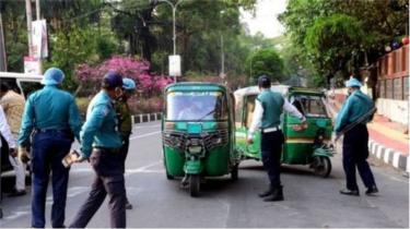 ঢাকার রাস্তাগুলোতেও এখন যানবাহন এবং মানুষের চলাচল বাড়ছে।