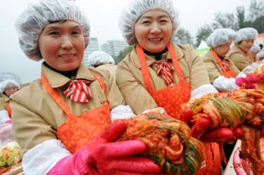 Femmes au foyer sud-coréennes avec du kimchi