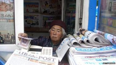 Vendedor de jornais na Mongólia