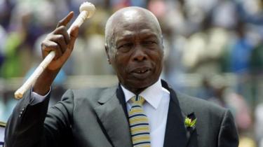 Dans cette photo d'archive prise le 09 octobre 2001 le président kényan, Daniel Arap Moi, salue la foule alors qu'il entre dans le stade national pour célébrer le Moi day à Nairobi Kenya le 10 octobre 2001.