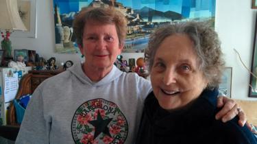 Laura (links) op de foto gezet met collega-survivor Claire Janaro
