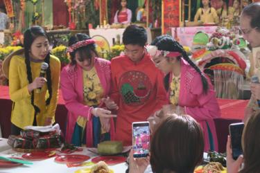 Giới trẻ Cali thi gói bánh chưng tại Little Sài Gòn