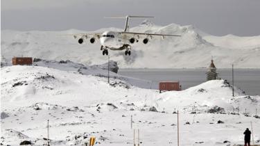 Un avión aterrizando en la base chilena de la Antártica