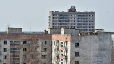 Unione Sovietica emblema di stato è impostato su un edificio della città fantasma di Pripyat, vicino a Chernobyl