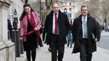 Emma Little Pengelly, Nigel Dodds y Jeffrey Donaldson