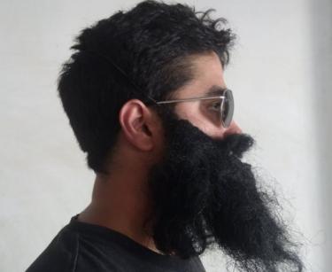 هند کې یو کس په والدینو عریضه کوي چې ولې یې د ده له خوښې پرته زېږولی