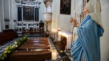 Los ataúdes se están acumulando, incluso en las iglesias.