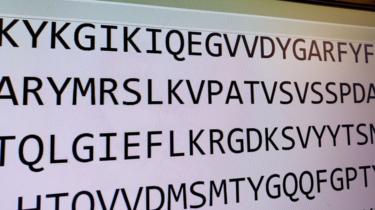 Secuencia del genoma del coronavirus proyectada en una pantalla