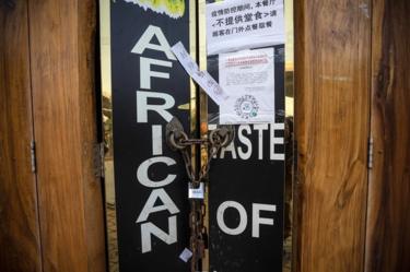 Zavřená africká restaurace je vidět v Guangzhou v čínské provincii Guangdong 13. dubna 2020.