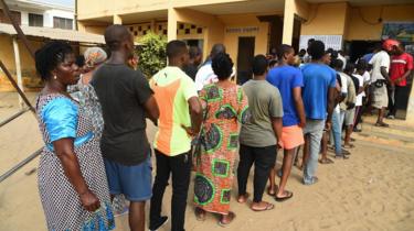 folk står i kø for at stemme på en valglokale i Lome den 22.februar 2020 under præsidentvalget.