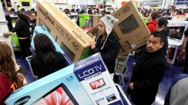 Konsumen berebut membeli barang-barang yang didiskon besar pada Black Friday.