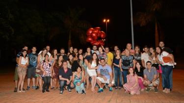 Flavia, Diogo y los amigos y la familia en la escena de la propuesta