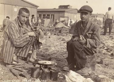 Acredita-se que o homem à direita nesta foto do campo de concentração de Dachau seja Jean Voste, nascido no Congo, que foi o único prisioneiro negro no campo. Cortesia de Frank Manucci.