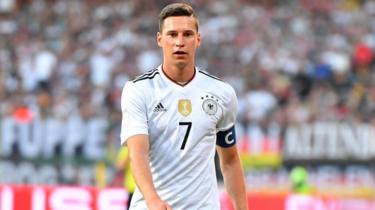 Arsenal wameambia kwamba ni lazima walipe dau la £40m kumsajili mshambuliaji wa Ujerumani Julian Draxler, 24, kutoka Paris St-Germain. (Mirror)