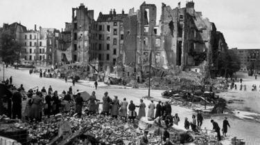 Burgers ruimen puin in Berlijn 1945