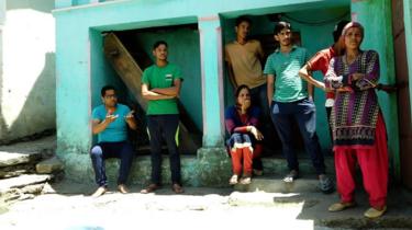 Gruppe av øvre-kaste beboere i landsbyen