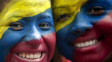 Venezolanos con los colores de su bandera en la cara