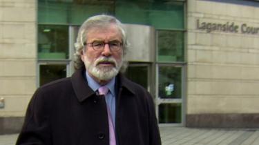 Gerry Adams fuera del tribunal, 14 de octubre de 2019