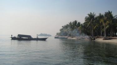 Bajau zwiedzają wyspę