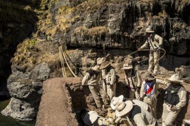 Las cuerdas gruesas están atadas a los soportes de piedra