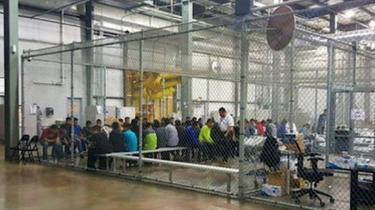 Jaula gigante cheia de imigrantes ilegais