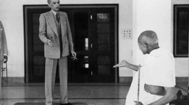২৪শে নভেম্বর ১৯৩৯- মুহাম্মদ আলী জিন্নাহর বাসভবন থেকে বেরচ্ছেন গান্ধী