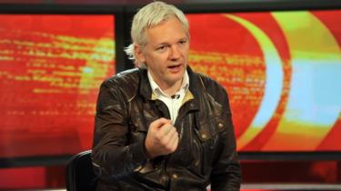 Julian Assange aparecendo no programa de notícias World Have Your Say da BBC World, 28 Agosto 2011