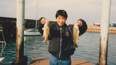 Yoshihiro Hattori pescando en 1989.