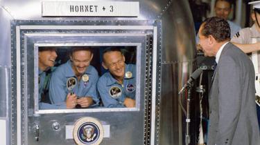 Nixon le da la bienvenida a los astronautas -confinados a la instalación de cuarentena móvil- tras la histórica misión de aterrizaje lunar del Apolo 11.