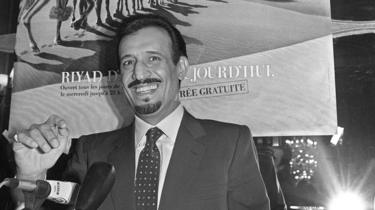 Il principe Salman bin Abdulaziz si rivolge ai media a Parigi, in Francia (5 dicembre 1986)