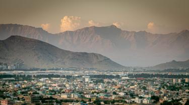 Auringonlasku Kabulin maiseman yllä