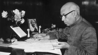 அலுவலகத்தில் நேரு.
