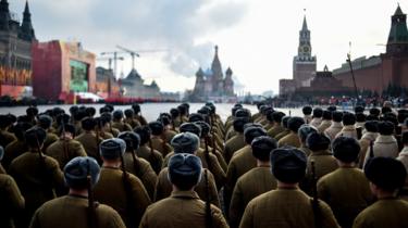 Soldados en fila para un desfile en la Plaza Roja de Moscú