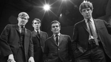 Jonathan Miller (à l'extrême droite) avec Alan Bennett, Peter Cook et Dudley Moore